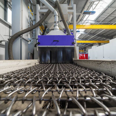 جودة سير ناقل شبكي سلكي، مدفوع بسلسلة، مصنوع من شبكة معدنية ذات نسج تقليدي، يوفر فتحات غير معوقة لنقل المنتج مصنع